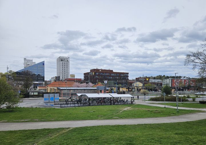 Stationsområdet sett från Runbysidan. I området ska en temalekplats anläggas. Stationsområdet får mer belysning och infartsparkeringen blir tryggare med kameraövervakning.