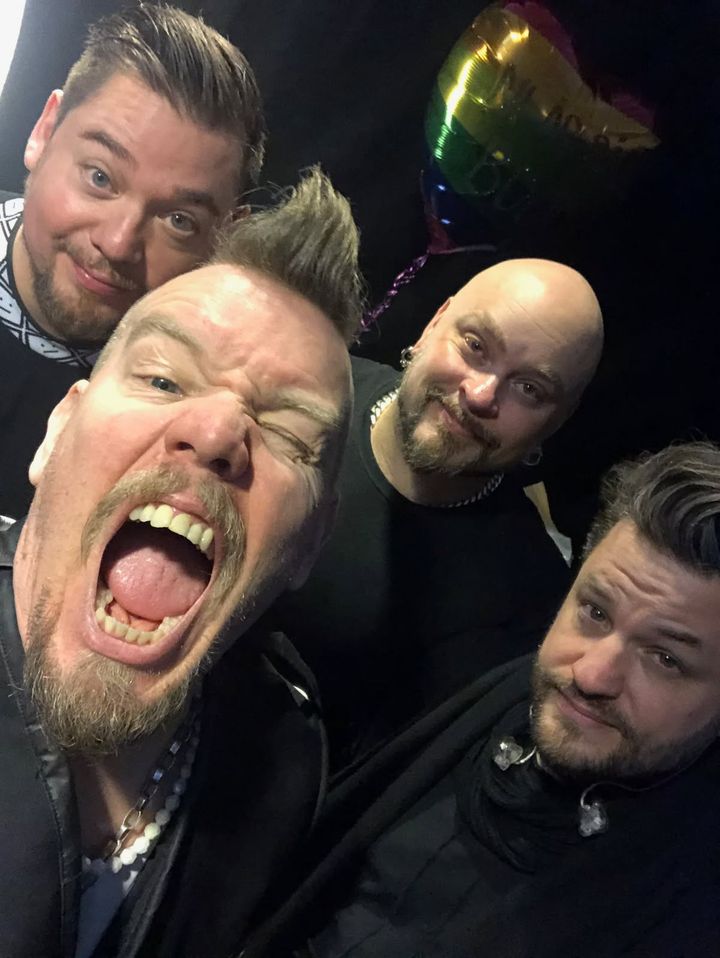 Martin Westerstrand, sångare i Lillasyster. I bakgrunden de övriga bandmedlemmarna Ian Paolo-Lira, Max Flövik och Andreas Bladini.