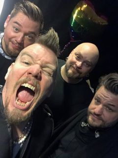 Martin Westerstrand, sångare i Lillasyster. I bakgrunden de övriga bandmedlemmarna Ian Paolo-Lira, Max Flövik och Andreas Bladini.