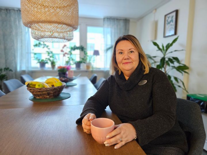 Anhörigkonsulent Ann-Charlotte Tjernberg är en av de medarbetare som tar emot besökarna vid Anhörigcenter på Himmelsgränd 14A.