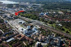 Drönarbild över stationsområdet och i riktning mot Edsjön längst upp till vänster i bilden. Pilen visar Anton Tamms väg 1 där en ombyggnad nu sker för att skapa nya kommunhuset med inflyttning hösten 2026.