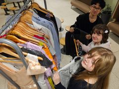 Det behöver inte kosta skjortan att gå på niornas avslutningsfest. Det vet niorna Julia Gracz (närmast), Amber Mrad och Chirawat Kunyarat på Väsby skola. De har redan provat några av festkläderna som delas ut gratis till niorna.  Foto: Daniel Jansson, Upplands Väsby kommun