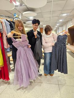 Det behöver inte kosta skjortan att gå på niornas avslutningsfest. Det vet niorna Julia Gracz (t.v), Chirawat Kunyarat och Amber Mrad på Väsby skola. De har redan provat några av festkläderna som delas ut gratis till niorna.