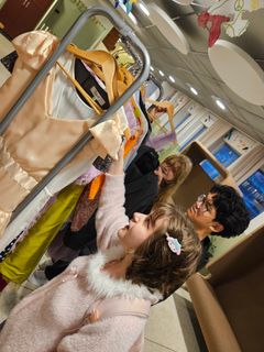 Gratis är gott - och att bli bjuden på smakfulla kläder är inte heller så tokigt. Niorna Amber Mrad (närmast), Chirawat Kunyarat och Julia Gracz på Väsby skola har redan fått möjlighet att paxa några av de kläder som hittills kommit in till avslutningsfesten i sommar.