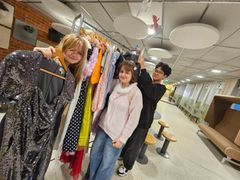 Vad är väl en bal på slottet när man kan gå på niornas avslutningsfest? Niorna Julia Gracz (t.v), Amber Mrad och Chirawat Kunyarat går på Väsby skola och har redan paxat några av de kläder som samlats in. Foto: Daniel Jansson, Upplands Väsby kommun