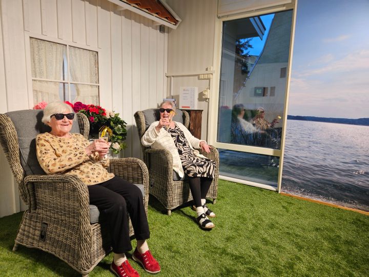Helga Rämö (t.v) och Tuula Vikberg trivs i det nya solrummet på Hedvigsgården där de bor. Här kan de koppla av och få ny energi under årets mörkaste månader.