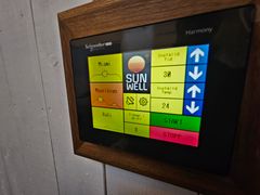 Via en kontrollpanel på väggen kan personalen styra ljus, värme och hur mycket det ska fläkta i rummet.