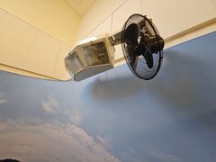 En solsimulator skapar dagsljus och värme. Intill sitter en fläkt som ger känslan av en havsbris under en ljuvlig högsommardag.