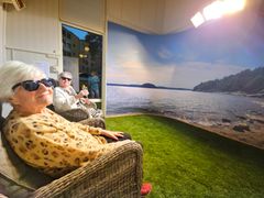 Helga Rämö (närmast) och Tuula Vikberg njuter av ljus och värme i Hedvigsgårdens nya solrum.