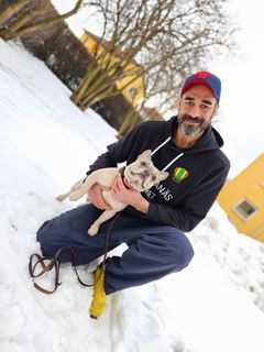 Jens Tillman, här med sin franska bulldog Yoda, laddar inför höstens basketutbildning på VNG. Yoda kommer att hänga med till lektionerna ibland.