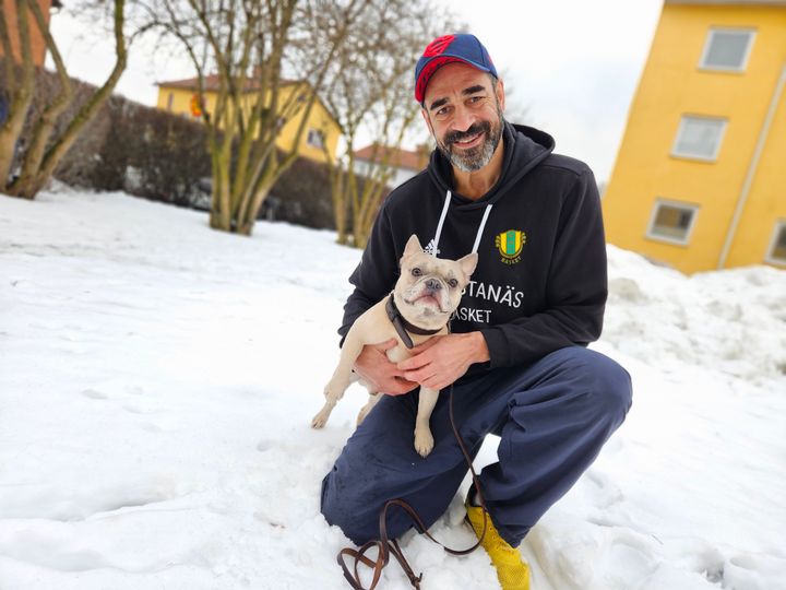 Jens Tillman, här med sin franska bulldog Yoda, samlar krafterna inför VNG:s satsning på basket i höst. Yoda kommer att hänga med till träningarna ibland.