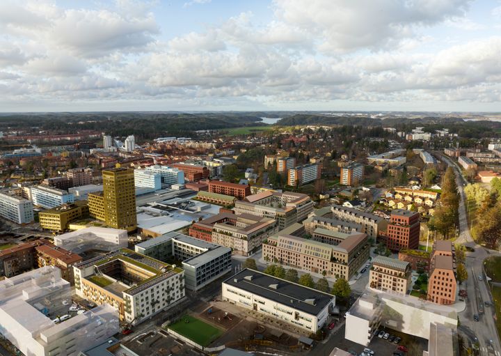 Någonstans mellan år 2030 och 2035 beräknas centrala Väsby ha en ny stadsbild. Det som i dag är en stor parkeringsyta mellan guldhuset, till vänster i bilden, och Husarvägen längst ut till höger kommer att ge plats åt uppemot 600 bostäder. Planområdet som går ut på samråd ryms inom ramen av Dragonvägen, Kyrkvägen och Husarvägen.