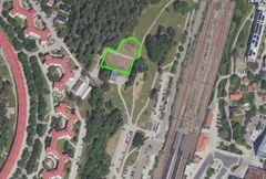 Det grönmarkerade området visar den ungefärliga platsen för "Tidsresan". Nere till höger i bilden skymtar stationsområdet.