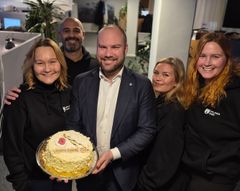 Väsby Direkt firar 15 år - och kan man göra det bättre än att fira med tårta? Några av medarbetarna, från vänster: Sari Häkkinen, Vincent Awde, Per Köhler, Sara Tellsten och Rebecca Johansson.