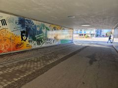 Musiktunneln under Mälarvägen fick sin utsmyckning 2022. Tunneln binder ihop Stallgatan med Arkadstråket och är en viktig knutpunkt för att ta sig vidare inom centrala Väsby.