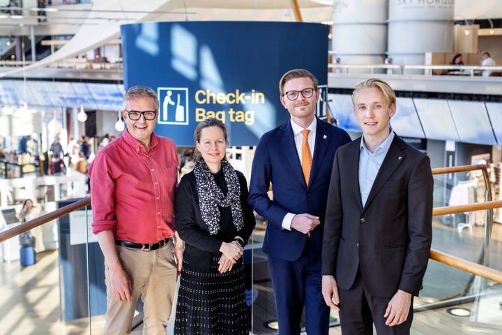 Nyligen träffades fyra kommuner – Upplands Väsby, Knivsta, Vallentuna och Sigtuna – på Arlanda för ett avtal om att flyga hållbart i stället för att sluta flyga. Kommunerna representerades av kommunstyrelsens ordförande i respektive kommun. Från vänster: Mathias Bohman (Upplands Väsby), Matilda Hübinette (Knivsta), Johan Skog (Vallentuna) och Mattias Askerson (Sigtuna).