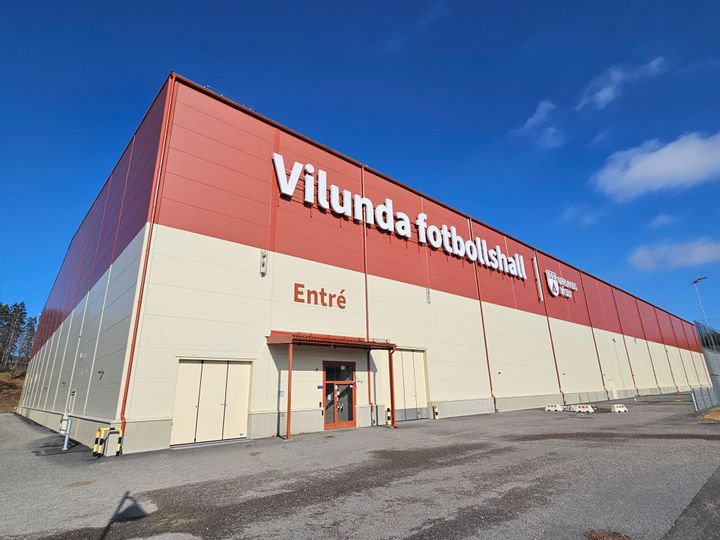 Fotbollshallen är en av flera byggnader som dekorerats med bokstäver och kommunens logotyp.