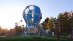 Färgglada belysningar längs en gång- och cykelväg ska visa alla barn vägen till temalekplatsen. Den ska stå klar på västra sidan om järnvägsstationen i höst.