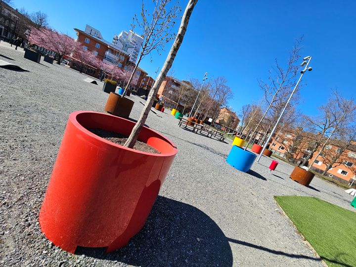 Nya Elis Park längs Centralvägen, på platsen där Medborgarhuset låg tidigare, är ett exempel på hur offentliga miljöer kan förändras under en begränsad tid med form och färg. Nu går kommunen vidare med ett antal idéer om hur offentliga ytor kan få nytt liv.