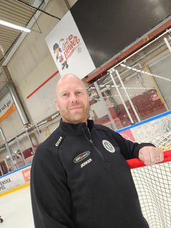 Jerker Östlin är Årets Väsbybo. Skylten bakom med "Girl Power" har blivit en symbol för tjejhockeyn i Väsby.