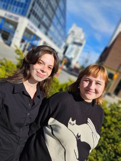 Mio Lindström och Shyma Abdul-Jabar ska informera Väsbybor om valet i höst. Satsningen på två valambassadörer sker i linje med kommunens målsättning att få fler Väsbybor att rösta.