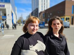 Mio Lindström och Shyma Abdul-Jabar ska informera Väsbybor om valet i höst. Satsningen på två valambassadörer sker i linje med kommunens målsättning att få fler Väsbybor att rösta.