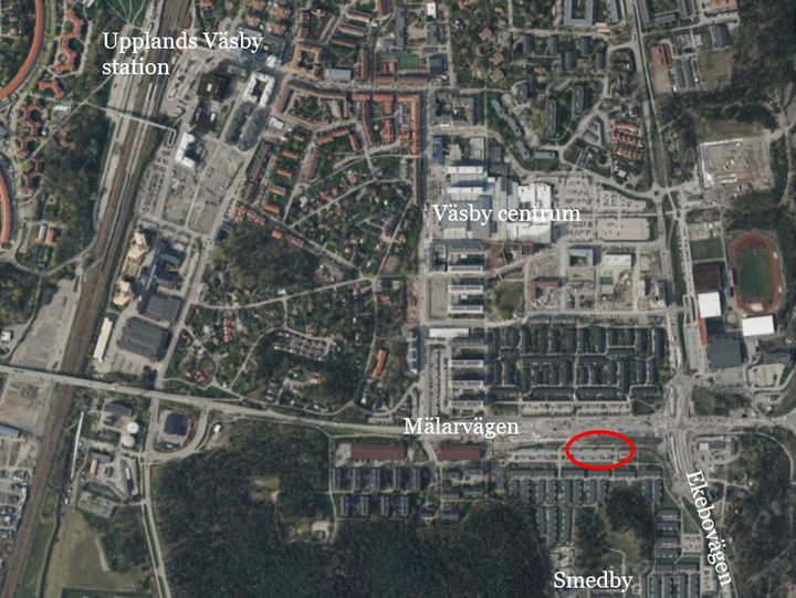 Det rödmarkerade området visar den framtida ytan för skyfallsparken, på södra sidan om Mälarvägen.