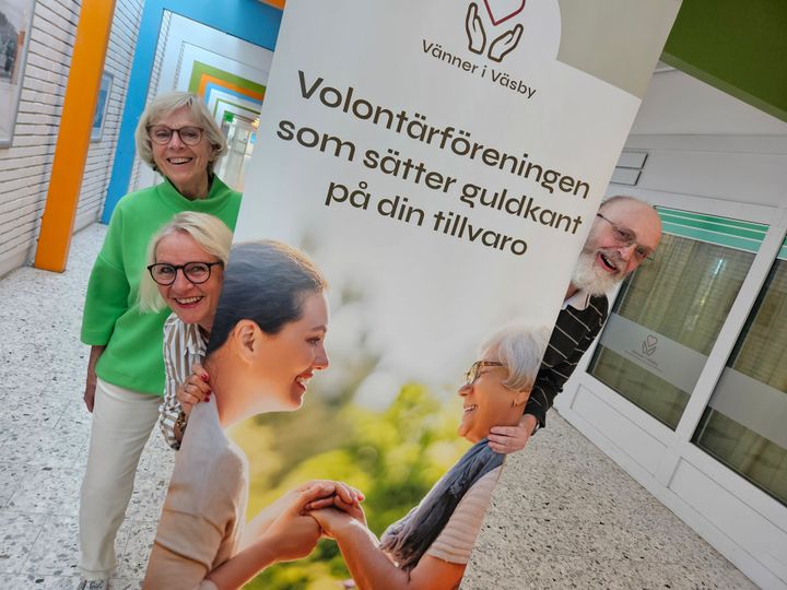 Vänner i Väsby tilldelas Trygghetspriset. På bilden: Kerstin Wikfeldt (i grön tröja) som ansvarar för Väntjänsten, ordförande Ann-Marie Widlund och Magnus Andersson som ansvarar för Gubbröran.