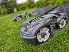 Solcellsdrivna robotgräsklippare används numera på offentliga grönytor i kommunen och har ersatt de tidigare dieseldrivna åkgräsklipparna.