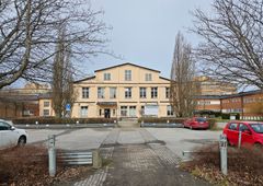 Industriföretaget Optimus i Upplands Väsby var under 1900-talet en drivande kraft bakom Väsbys utveckling. Mer finns att läsa via bifogad länk i pressmeddelandet. Bilden är tagen före de paviljonger som för tillfället står uppställda framför entrén.