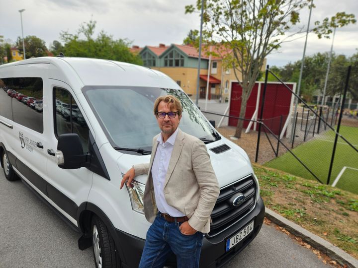 Väsbybarn som behöver skolskjuts med bil till och från skolan ska i framtiden bli hämtade av kommunanställda chaufförer. Joakim Sundh, vid ett av fordonen som kommer att användas, leder arbetet med att bygga upp den nya organisationen med persontransporter i egen regi.