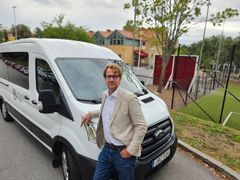 Väsbybarn som behöver skolskjuts med bil till och från skolan ska i framtiden bli hämtade av kommunanställda chaufförer. Joakim Sundh, vid ett fordon som kommer att användas, leder arbetet med att bygga upp den nya organisationen med persontransporter i egen regi.
