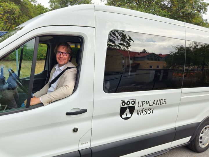 Många vill ansvara för att Väsbys barn och unga - i behov av persontransporter - kommer i tid till skolan. Joakim Sundh, ansvarig för den nya organisationen, hoppas att rekryteringen av chaufförer ska vara klar i mitten av oktober.