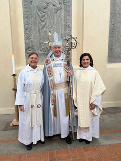 Nyvigda prästen Sema Teymur tillsammans med biskop Johan Dalman och kyrkoherde Ylva Jansson.