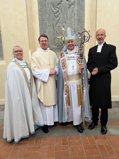 Nyvigde prästen Dan Nässelqvist tillsammans med biskop Johan Dalman, kontraktsprost Gunlög Axelsson Öhlund och kyrkoherde Benjamin Lundqvist.