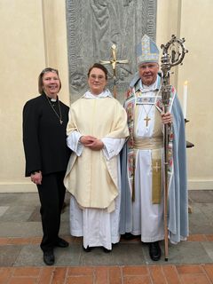 Nyvigda prästen Sara Jacobson tillsammans med biskop Johan Dalman och kyrkoherde Ingmarie Åsblom.