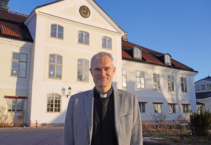 Prästen Henrik Rudsäter står framför stiftsgården Stjärnholm.