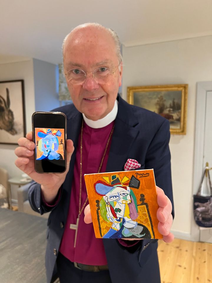 Biskop Johan Dalman med en av sina Picassominiatyrtavlor som säljs på Tradera till förmån för Act Svenska kyrkans fasteinsamling.