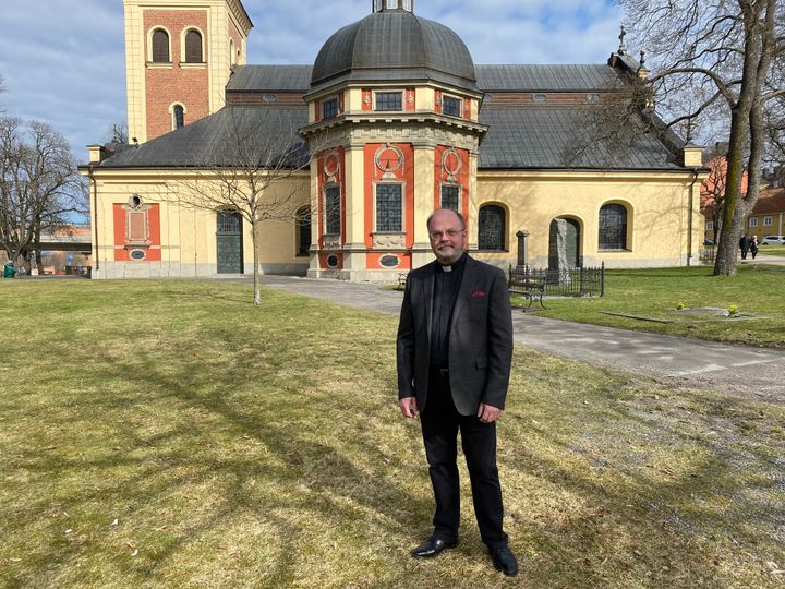 Matts Sandström är ny kyrkoherde i Södertälje pastorat, här framför S:ta Ragnhilds kyrka.