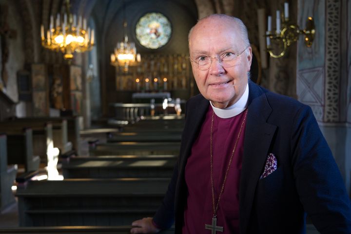 Biskop Johan Dalman i förgrunden, inne i Vansö kyrka.