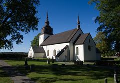 Bild av Vansö kyrka utanför Strängnäs, en historisk byggnad från slutet av 1100-talet.