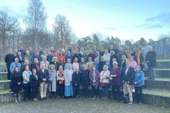 Gruppfoto av Stiftsfullmäktige. Många personer står i en utomhusamfiteater i flera rader.