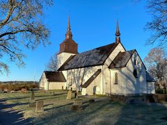 Vitkalkad kyrka i eftermiddagssol