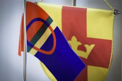 En samiska bordsflagga och Svenska kyrkans vimpel