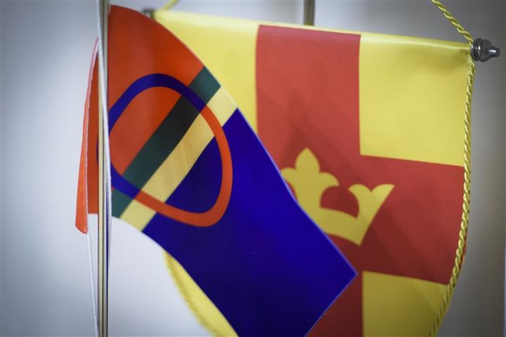 En samiska bordsflagga och Svenska kyrkans vimpel