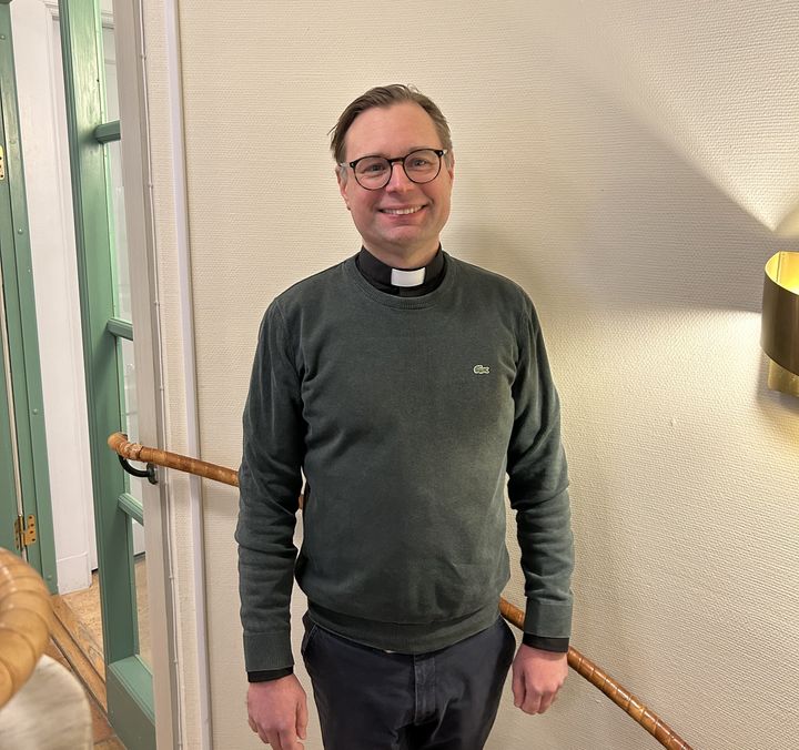 Bo "Bobo" Jernberg mottas av biskop Johan Dalman som ny kyrkoherde i Sköllersta församling.