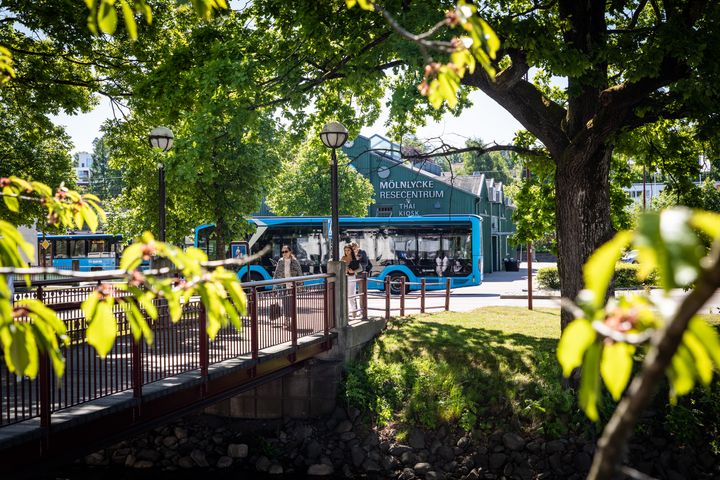 Från den 14 augusti kommer över 100 hållplatser i Mölnlycke, Kungälv och södra Ale ingå i både zon A och zon B. Fotograf: Eddie Löthman