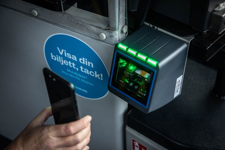 Från och med den 21 november uppmanas resenärer som reser med Hallandstrafikens biljetter att visa dem för Västtrafiks biljettläsare. Fotograf: Eddie Löthman.