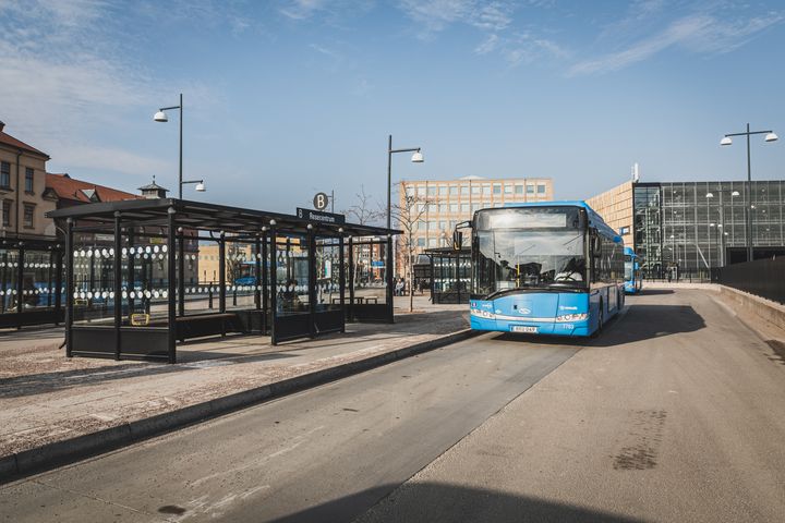 Alla bussar i stadstrafiken i Skövde, Lidköping, Falköping och Mariestad blir elektrifierade år 2025.