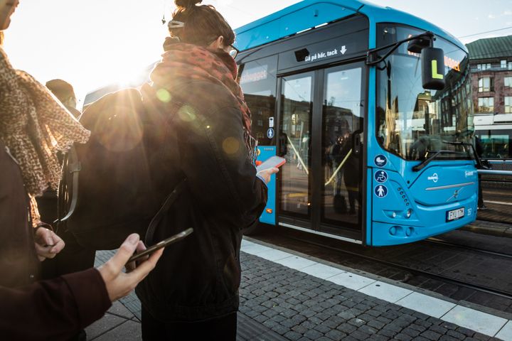 Allt fler västsvenskar växlar mellan att resa med både bil och kollektivtrafik, visar en ny rapport.